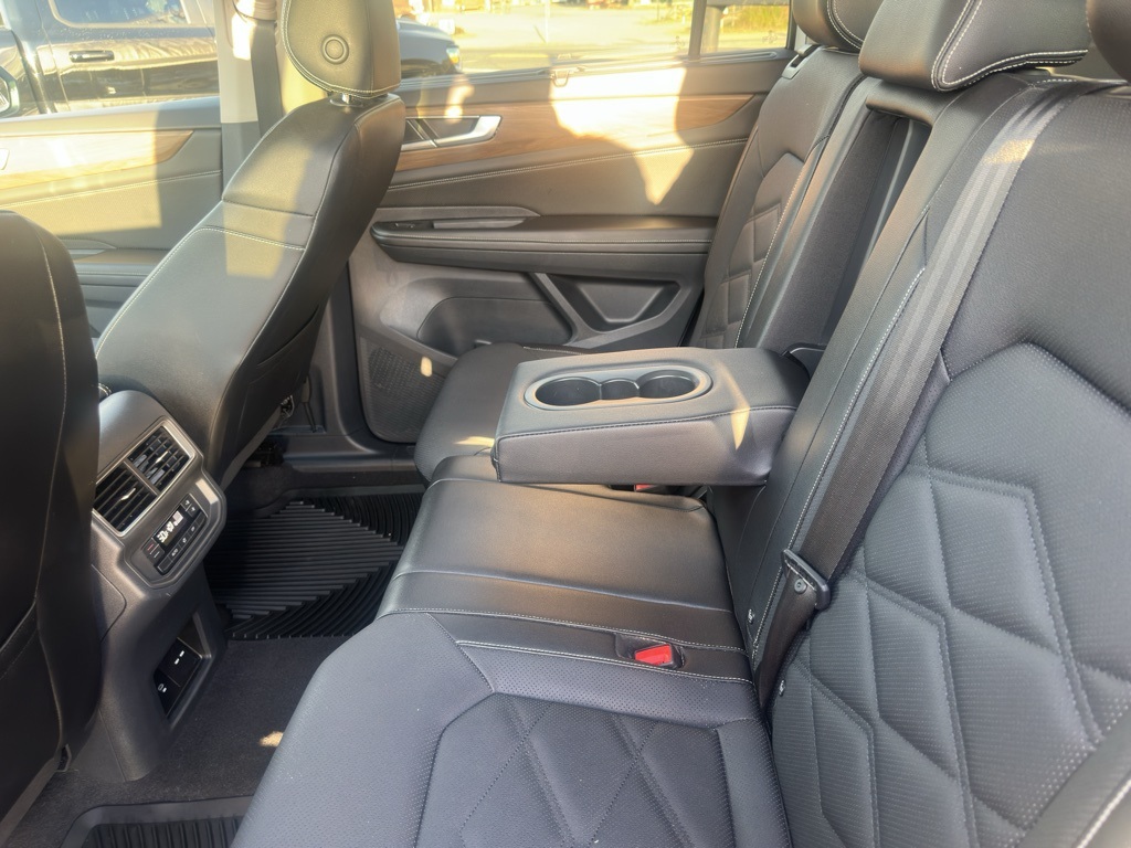 2024 Volkswagen Atlas SE Technology photo 2