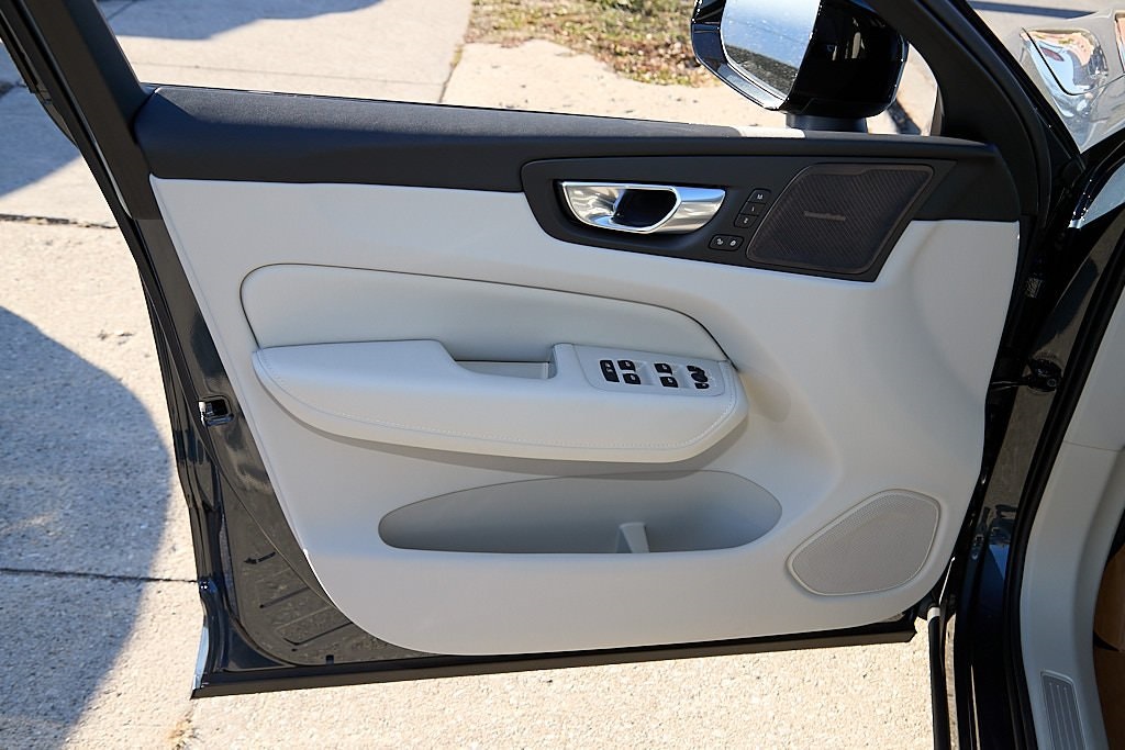 2026 VOLVO XC60 - Image 8