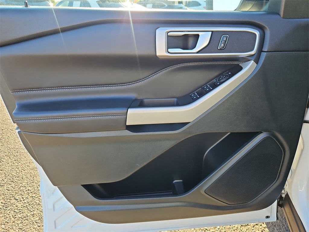 2024 Ford Explorer XLT photo 9