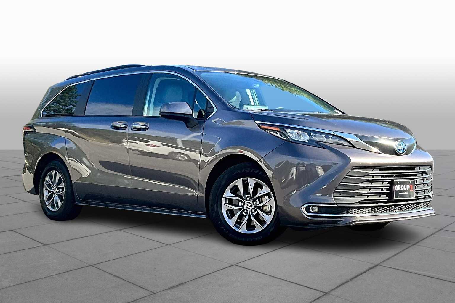 2024 Toyota Sienna XLE photo 2