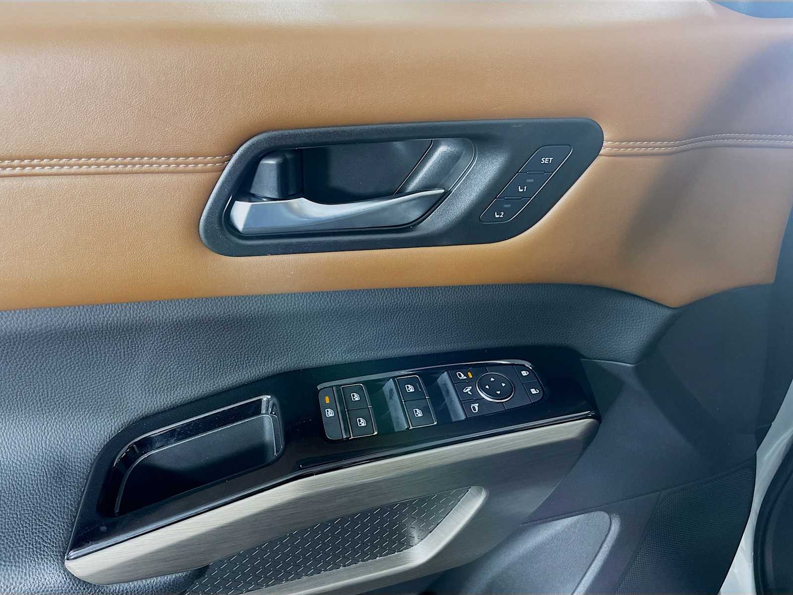 2022 Nissan Pathfinder Platinum photo 16