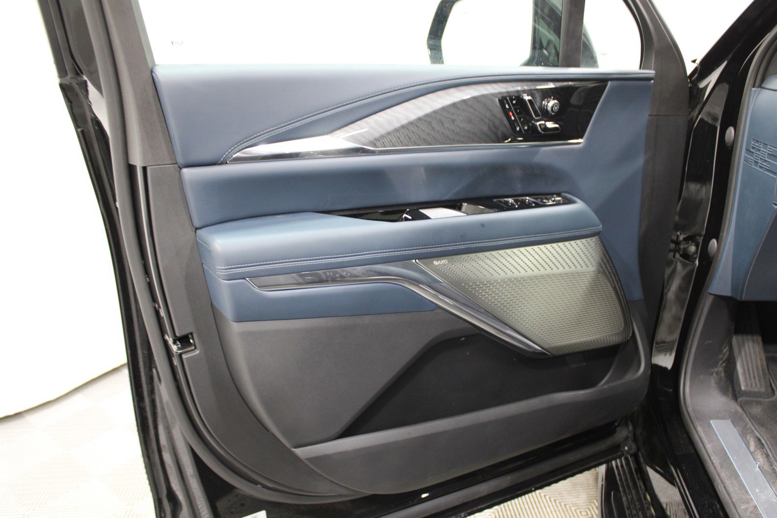 2025 Cadillac Escalade IQ Luxury photo 5