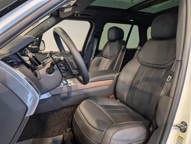 2025 Land Rover Range Rover SE photo 11