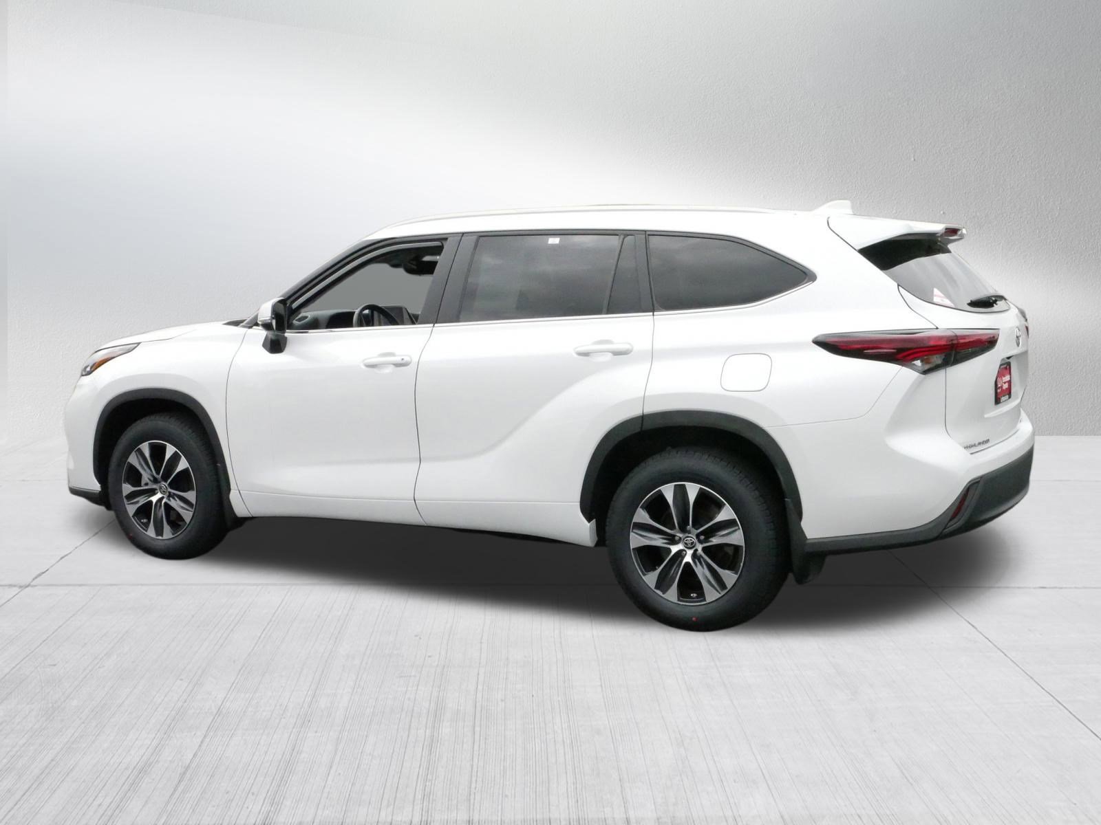 2024 Toyota Highlander XLE photo 2