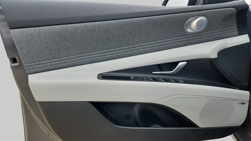 2025 Hyundai Elantra Limited photo 19