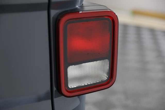 2025 Jeep Gladiator photo 31