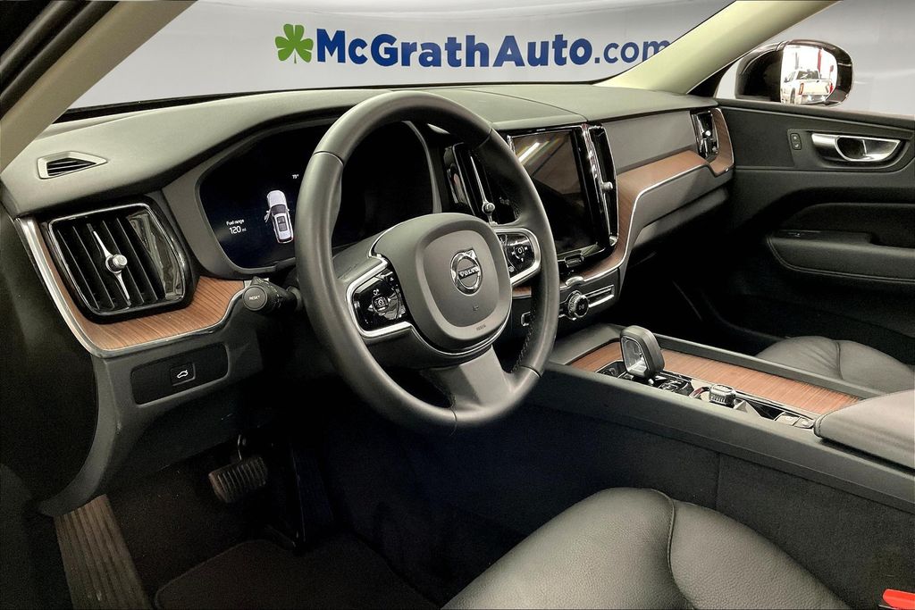 2023 Volvo XC60 B5 Plus photo 12
