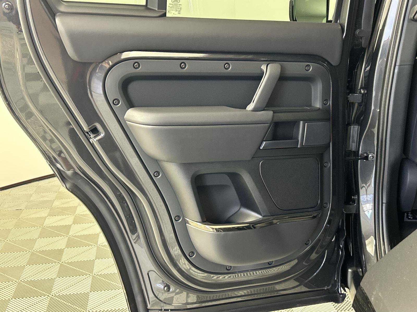 2025 Land Rover Defender 110 photo 24