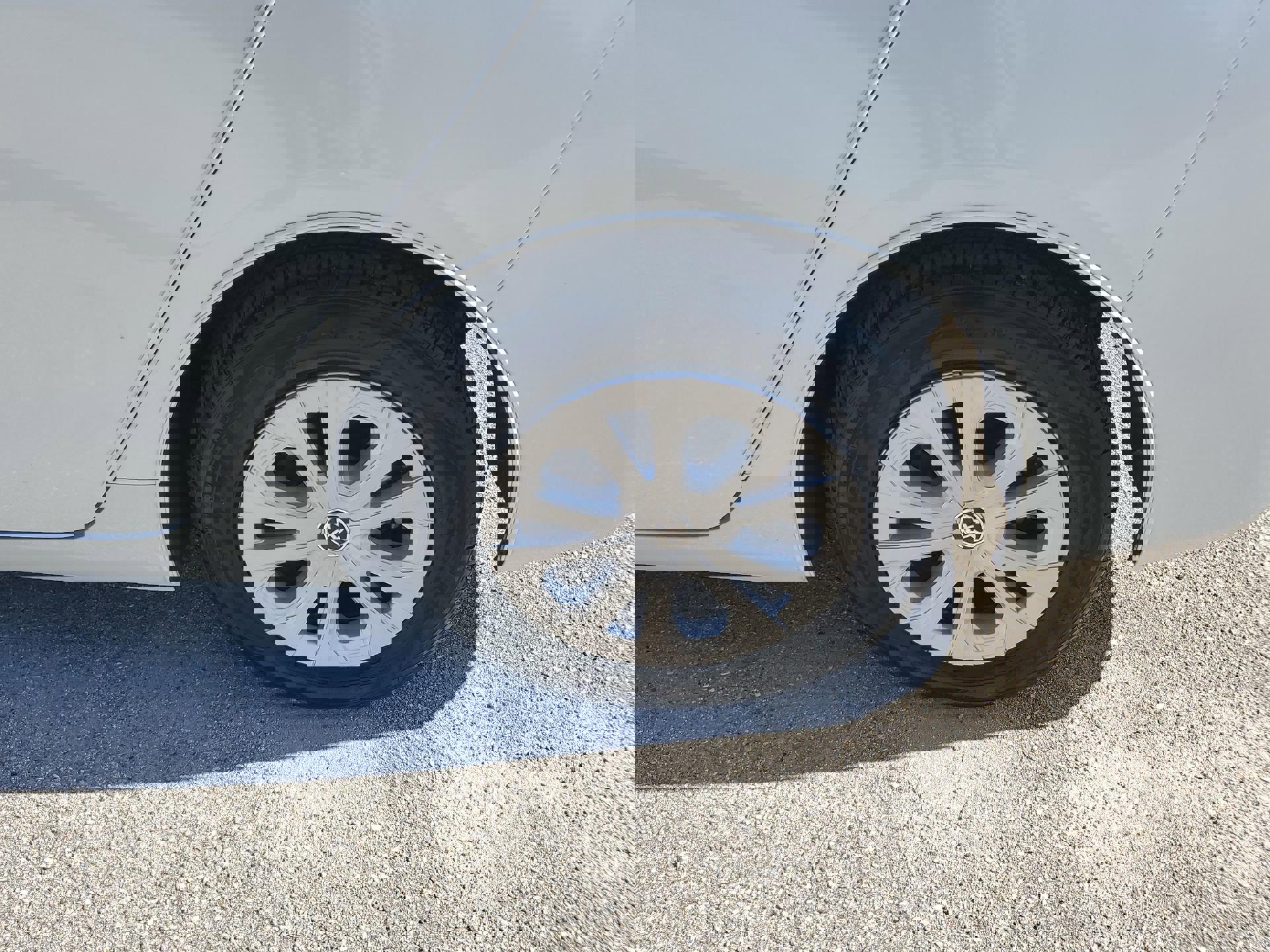 2022 Toyota Prius L photo 15