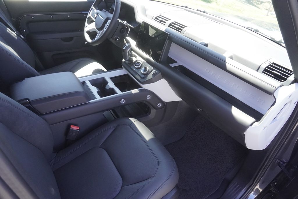2025 Land Rover Defender 130 S photo 21