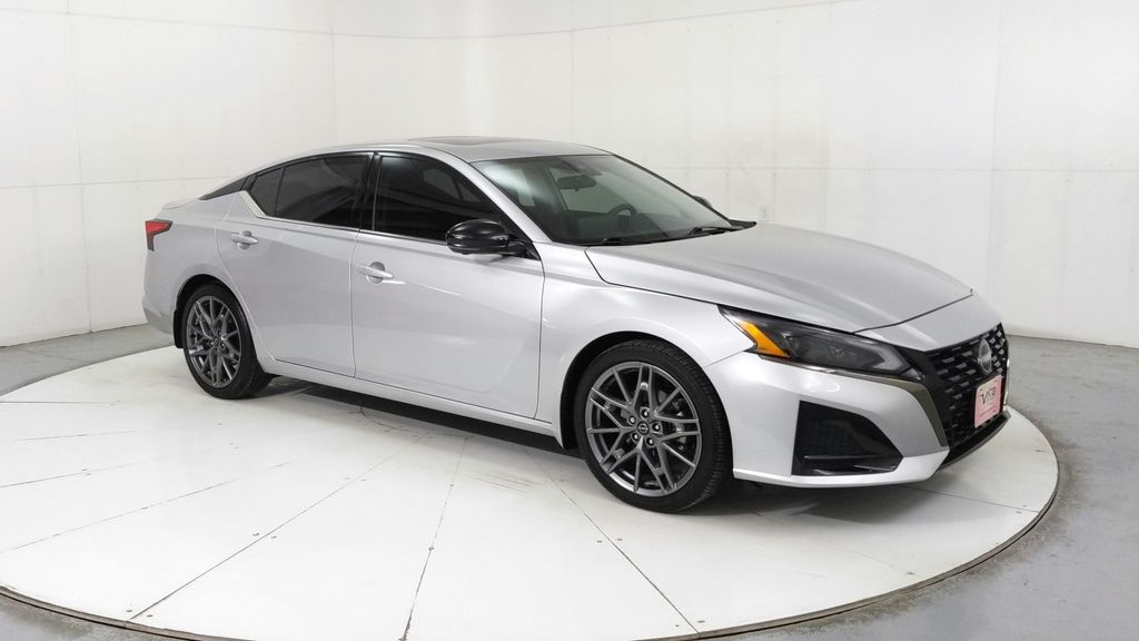 2024 Nissan Altima SR photo 7