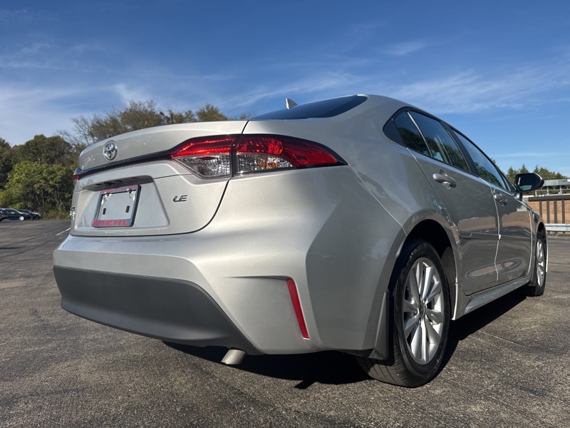 2025 Toyota Corolla LE photo 3