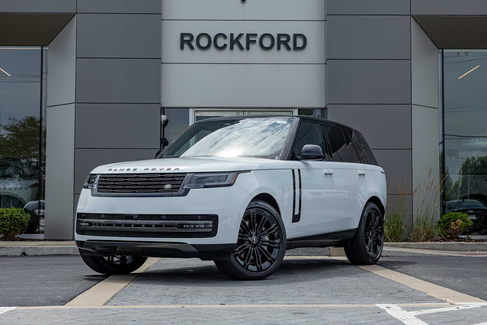 2025 Land Rover Range Rover SE's photo