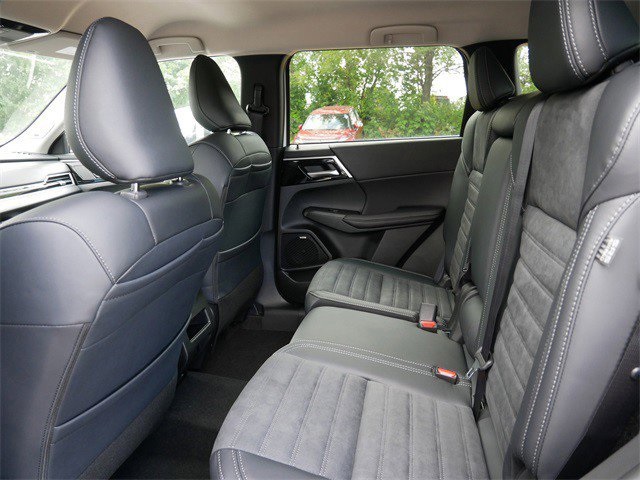 2025 Mitsubishi Outlander SE photo 2