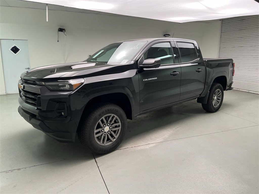 2025 Chevrolet Colorado Work Truck LT photo 3