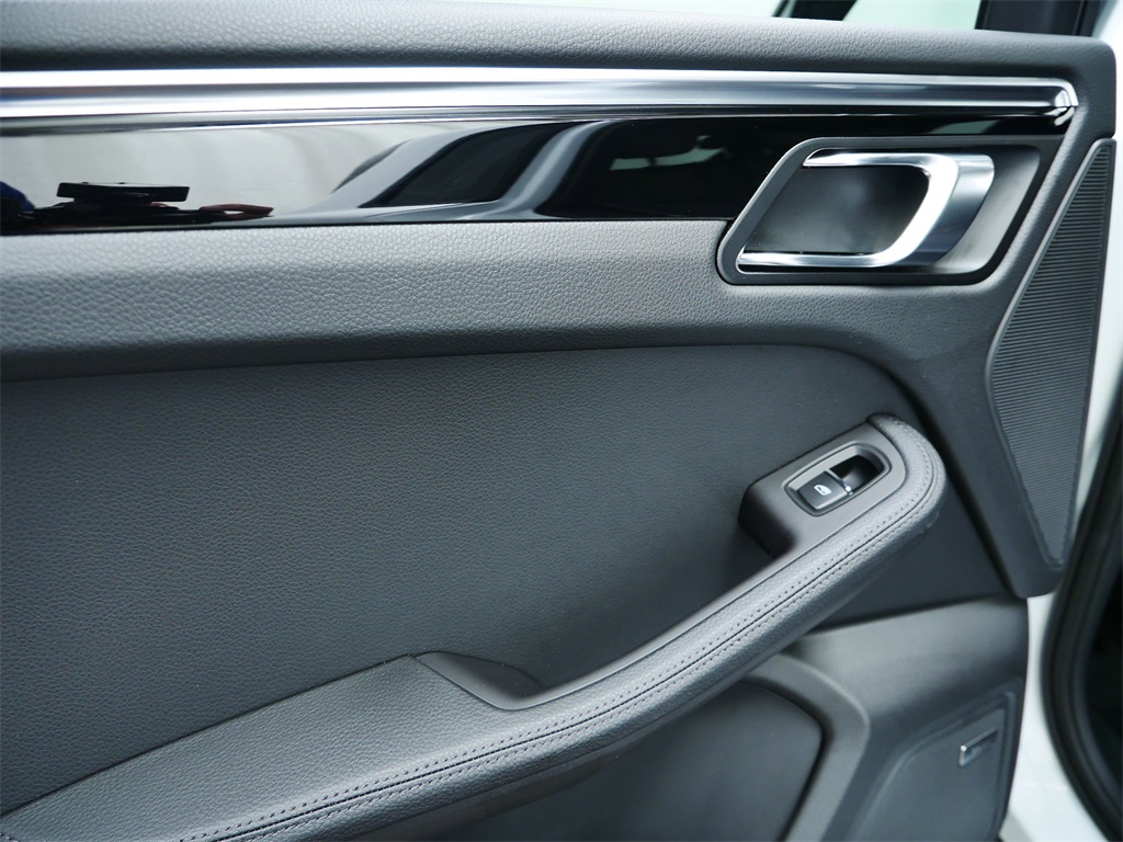 2024 Porsche Macan photo 13