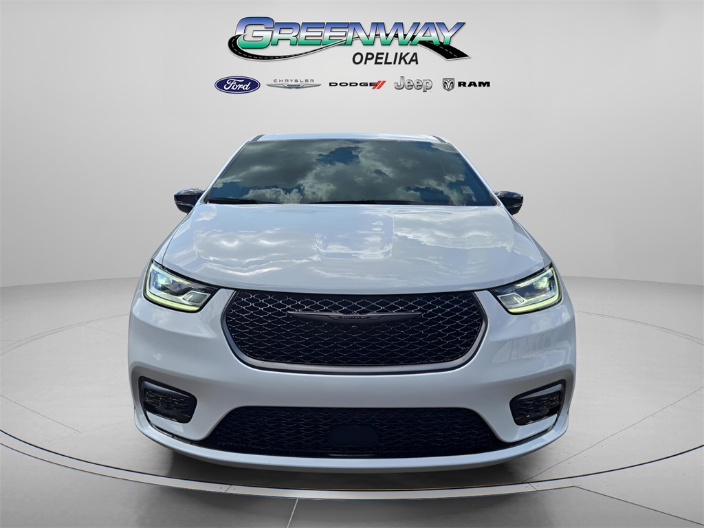 2026 Chrysler Pacifica photo 2