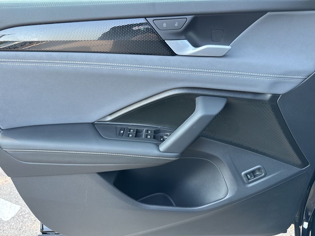 2025 Volkswagen Tiguan SE photo 12