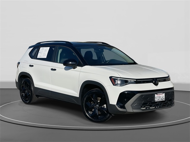 2025 Volkswagen Taos SE Black's photo