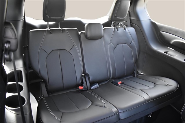2025 Chrysler Pacifica Hybrid photo 19