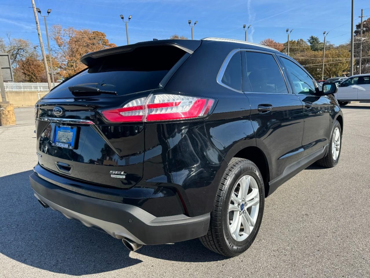 2019 Ford Edge SEL photo 2