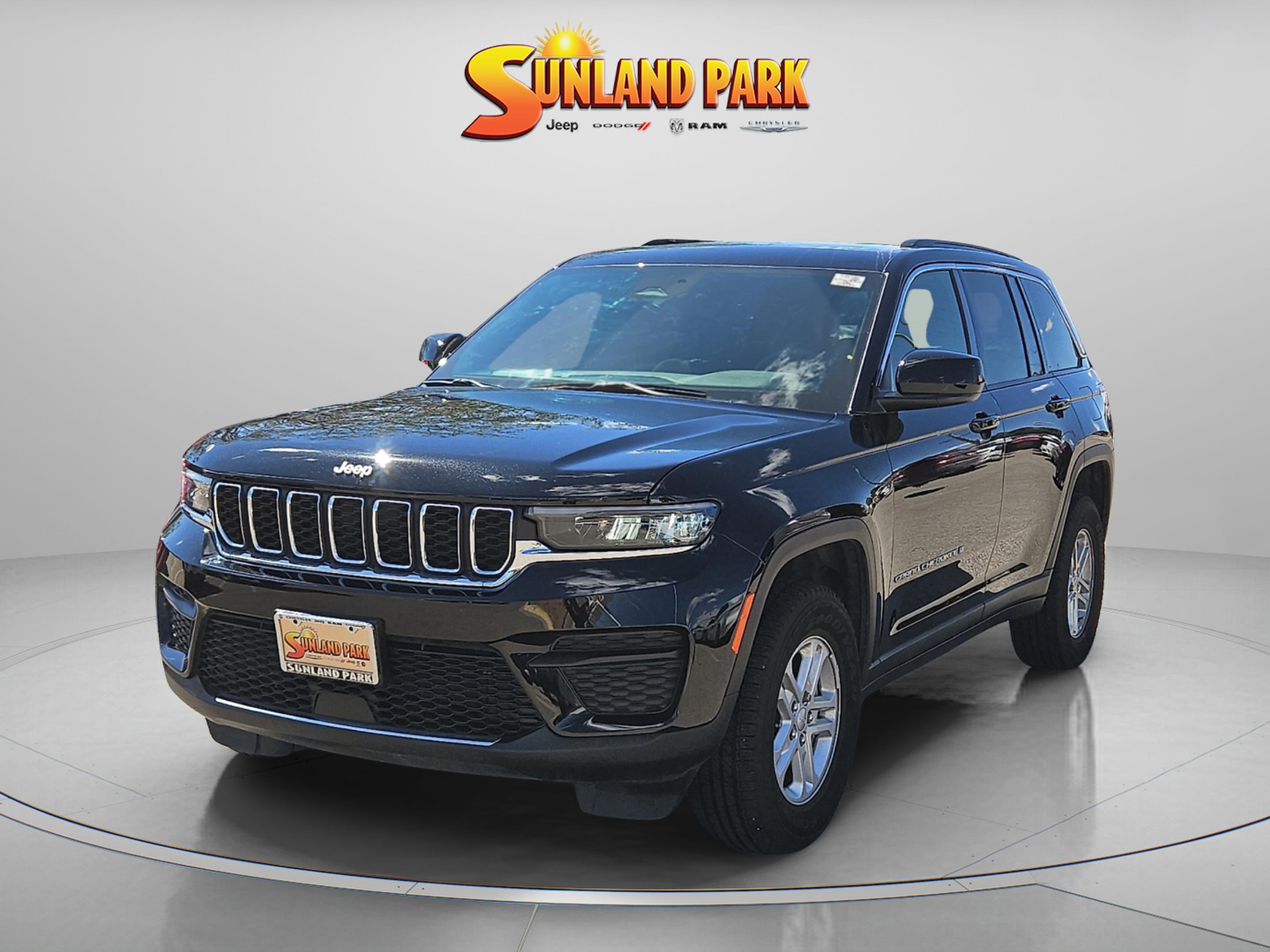 2025 Jeep Grand Cherokee Laredo photo 2