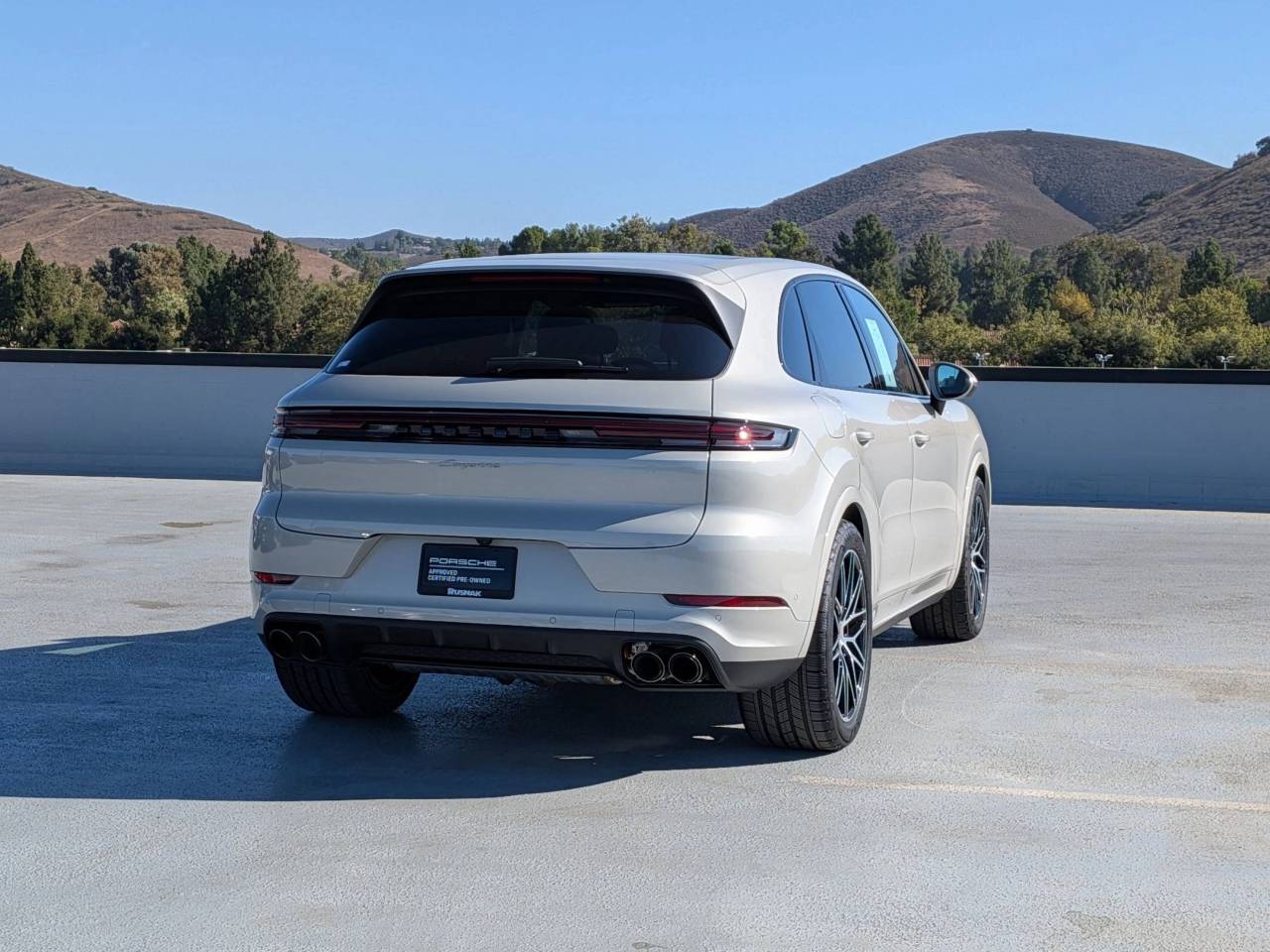 2025 Porsche Cayenne Base photo 8