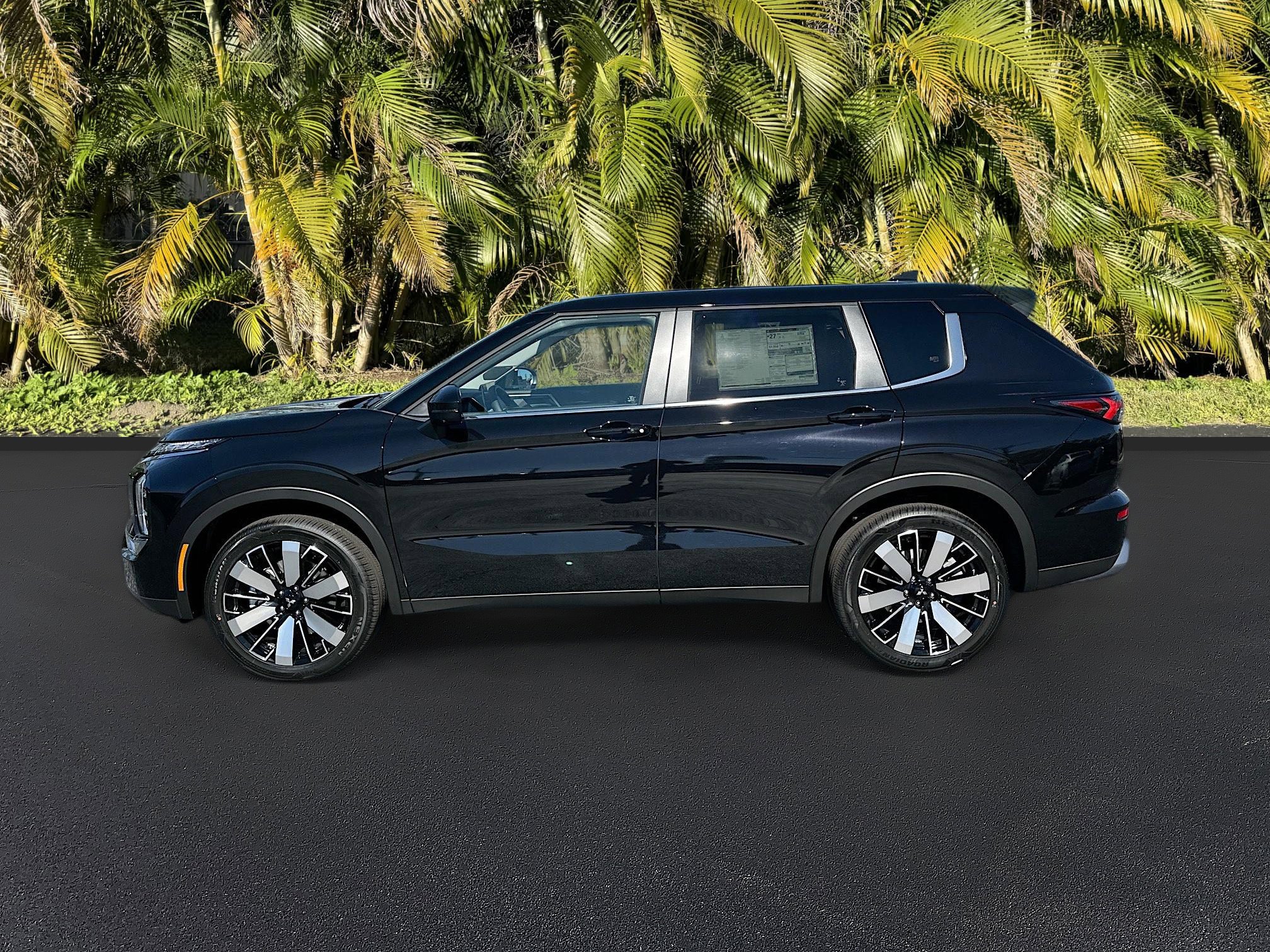 2025 Mitsubishi Outlander SE photo 2