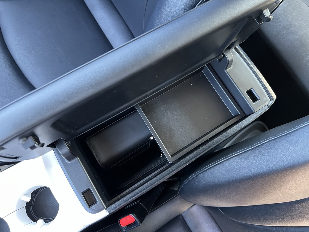 2016 Toyota Prius Four photo 21