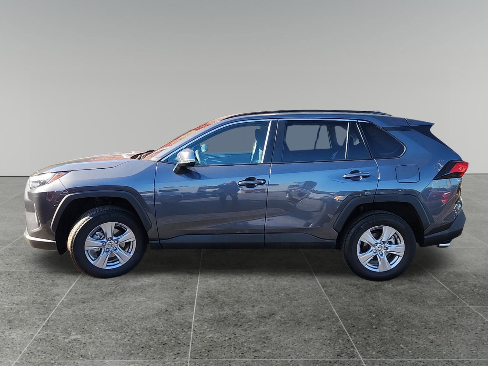 2025 Toyota RAV4 XLE photo 4