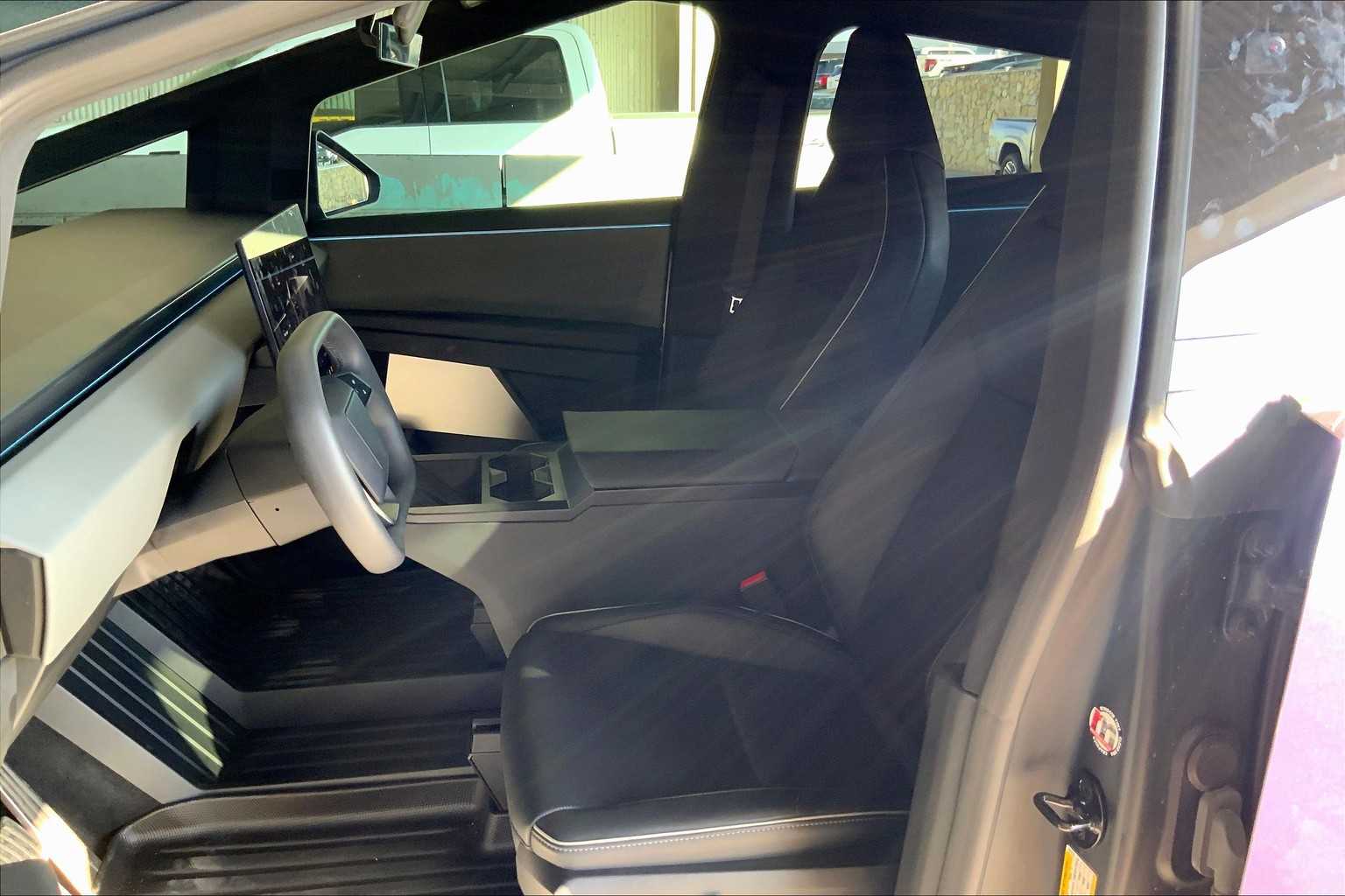 2024 Tesla Cybertruck All-Wheel Drive photo 7