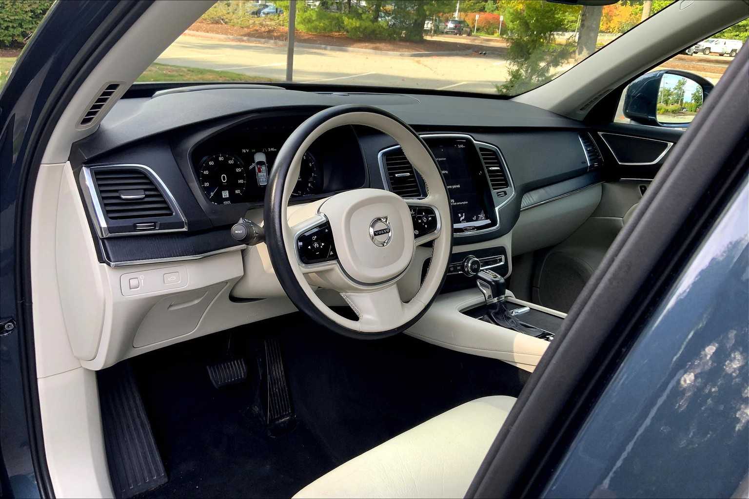 2020 Volvo XC90 Momentum photo 15