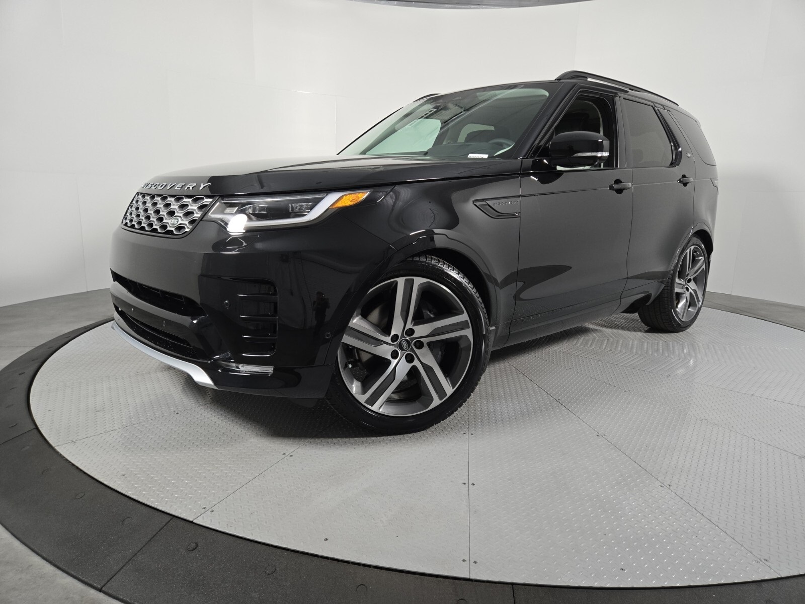 2026 Land Rover Discovery Gemini Edition's photo