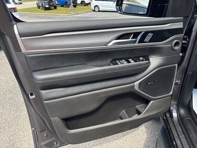 2025 Jeep Wagoneer L Series II Carbide photo 14