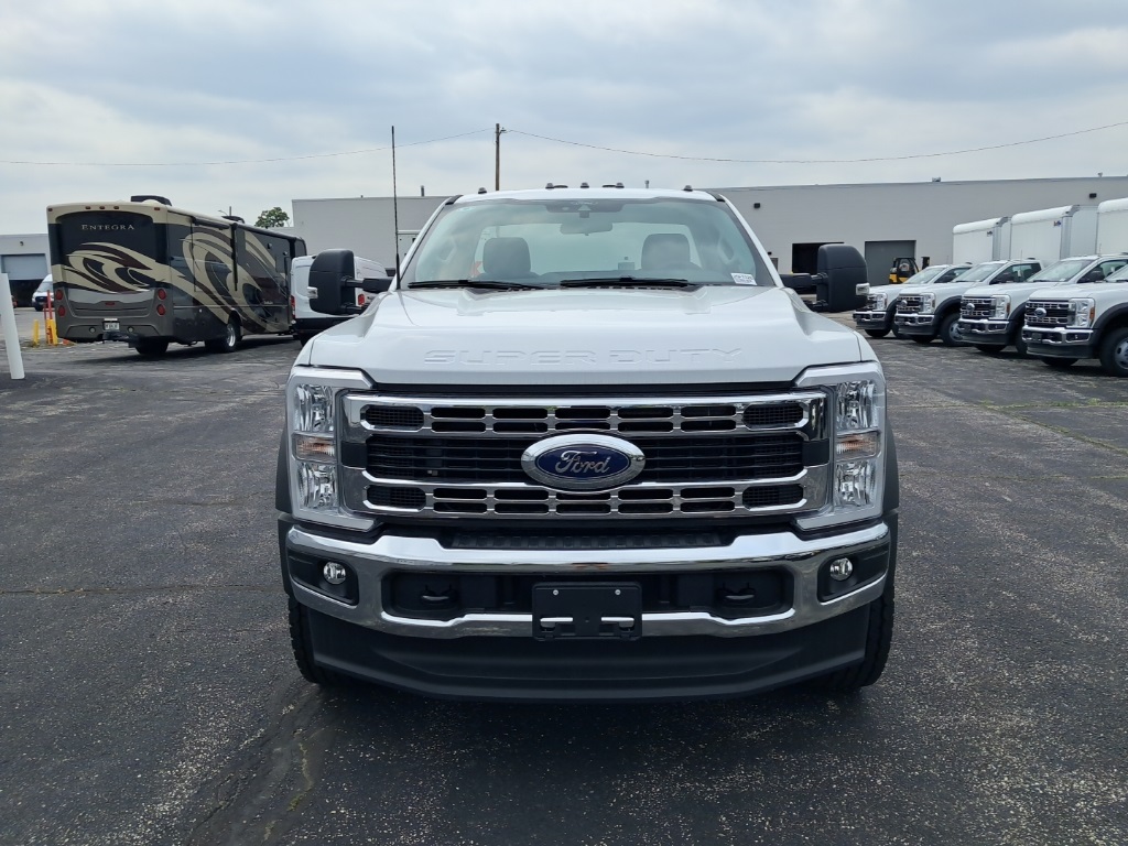 2025 Ford F-600 photo 2