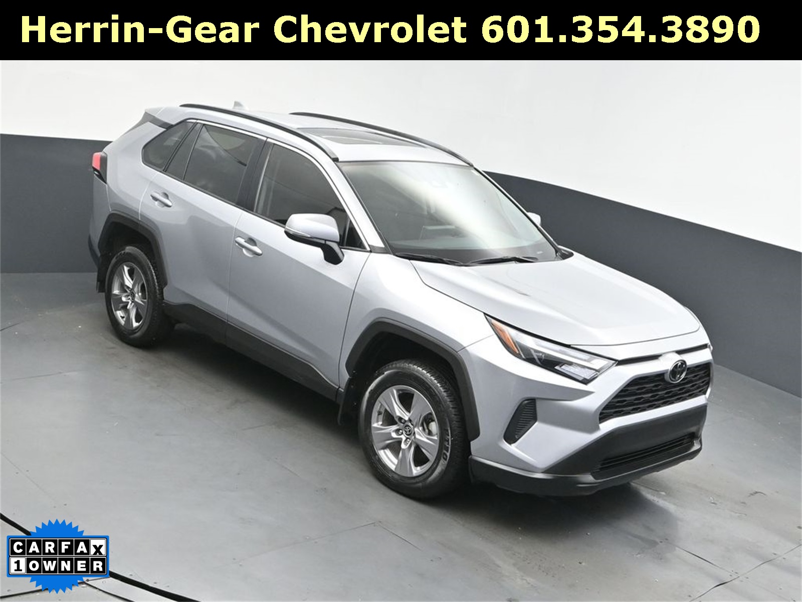 2025 Toyota RAV4 XLE's photo