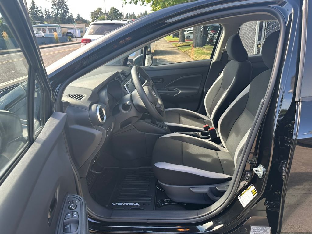 2025 Nissan Versa 1.6 S photo 14