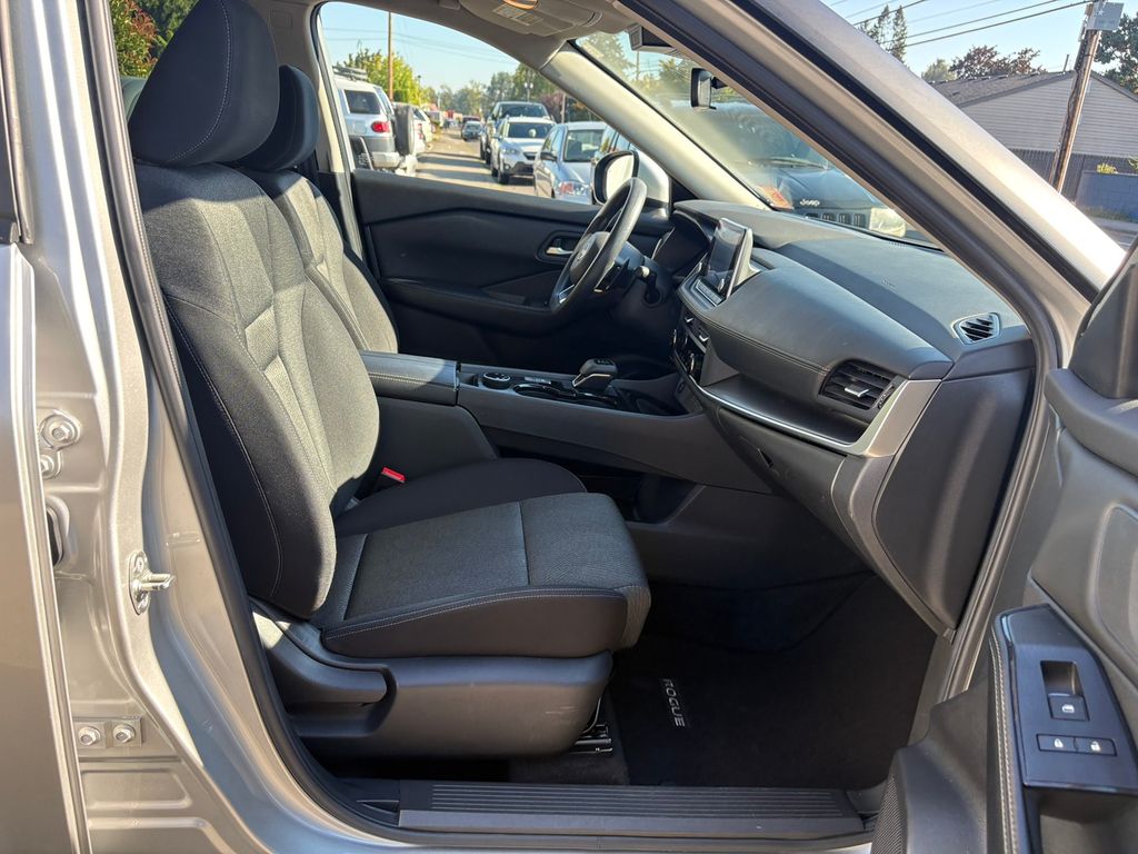 2024 Nissan Rogue SV photo 22