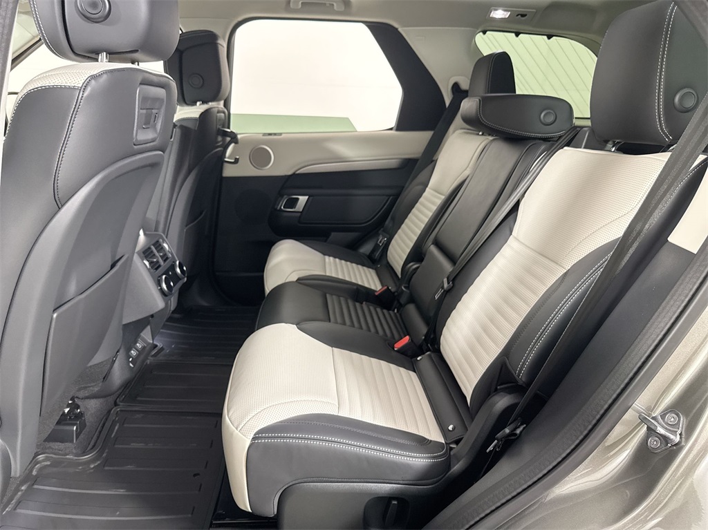 2025 Land Rover Discovery SE photo 19