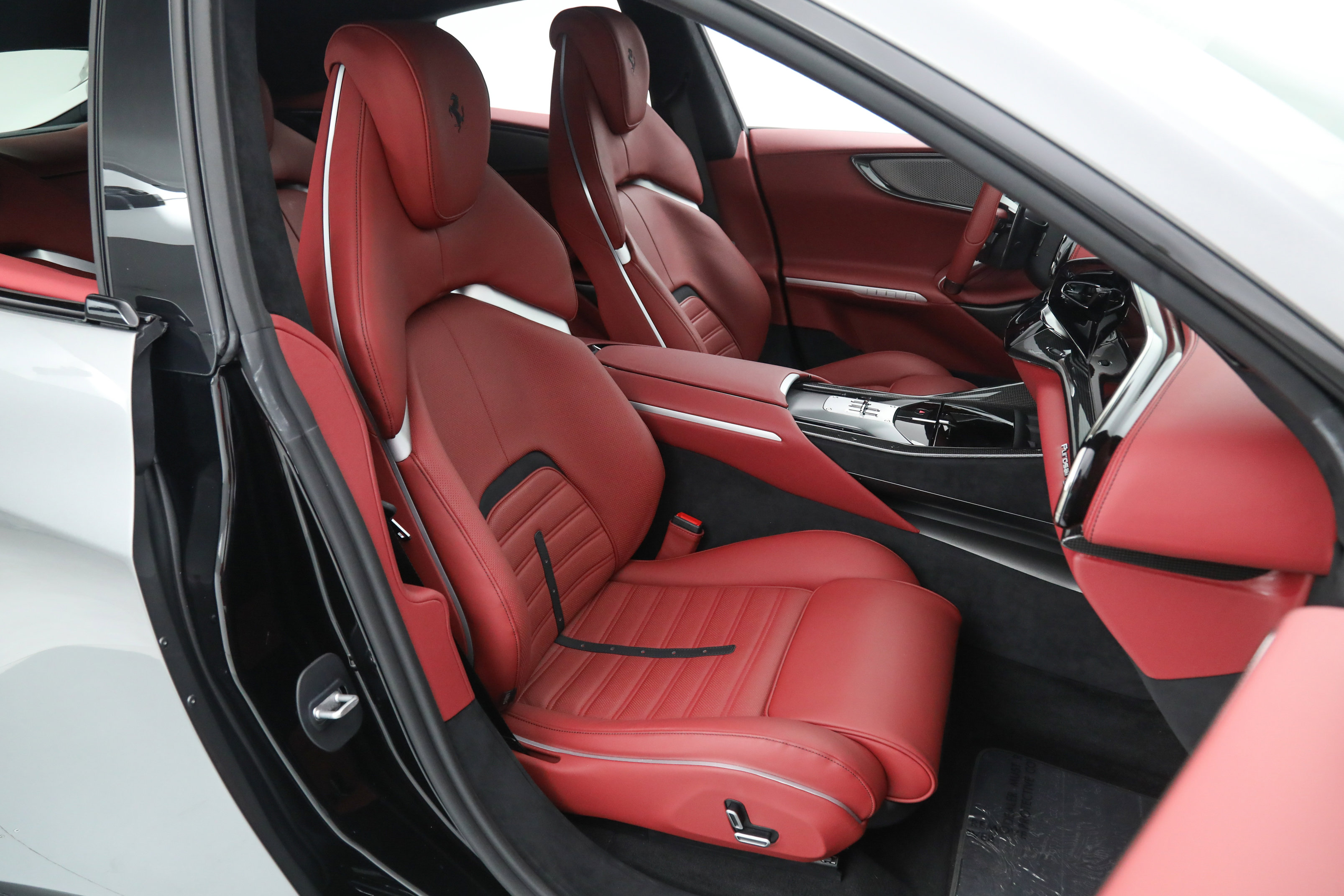2024 Ferrari Purosangue photo 32