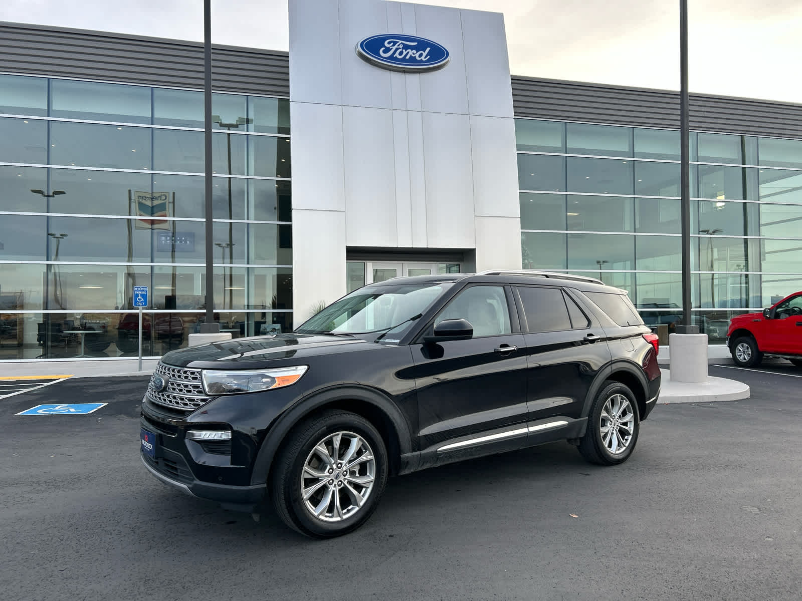 2024 Ford Explorer Limited's photo