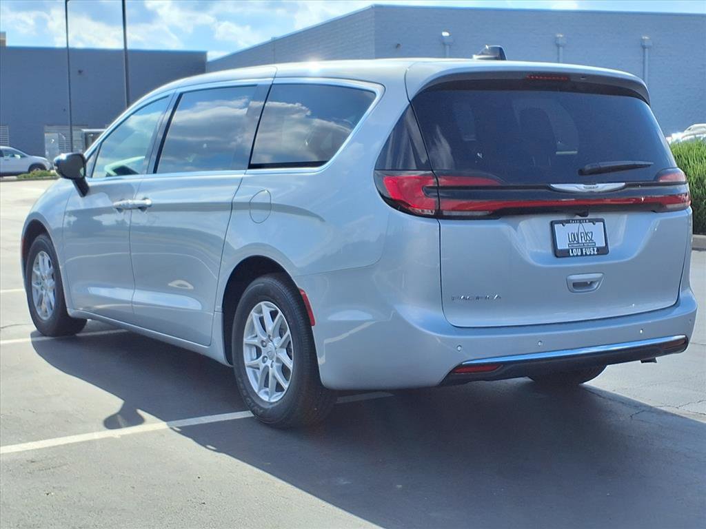 2026 Chrysler Pacifica photo 3