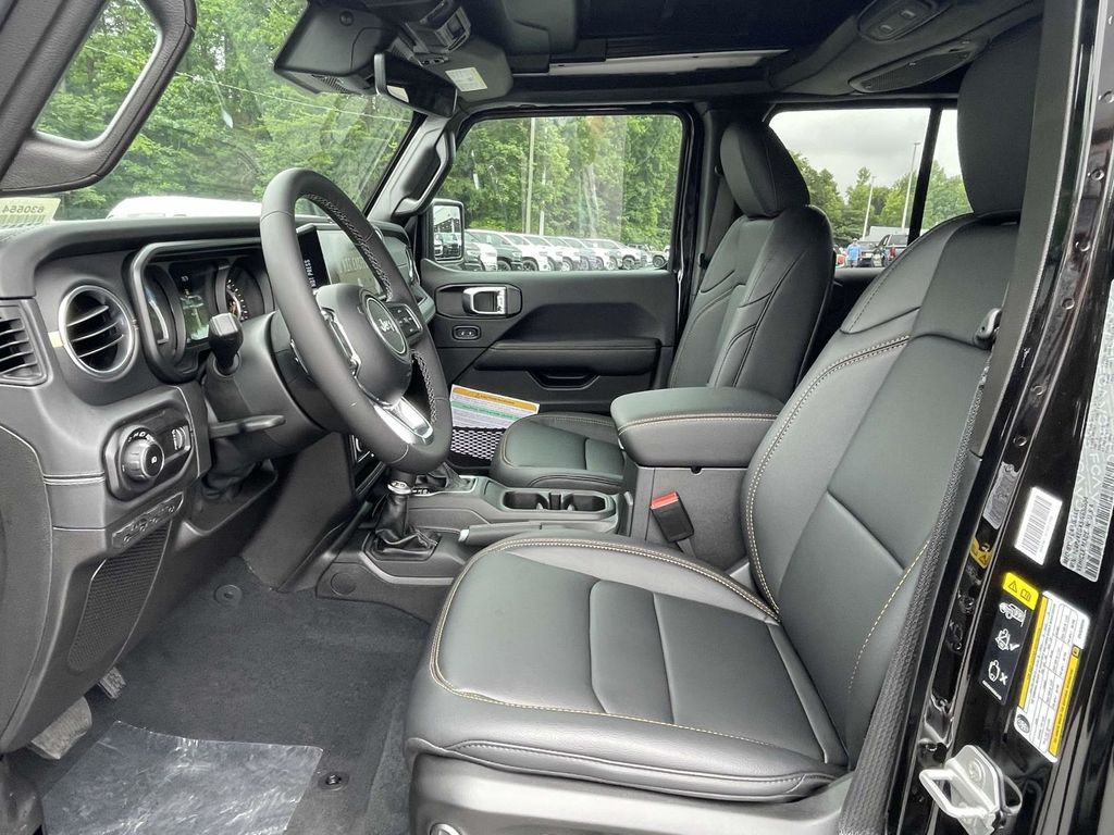 2025 Jeep Wrangler Sahara photo 23