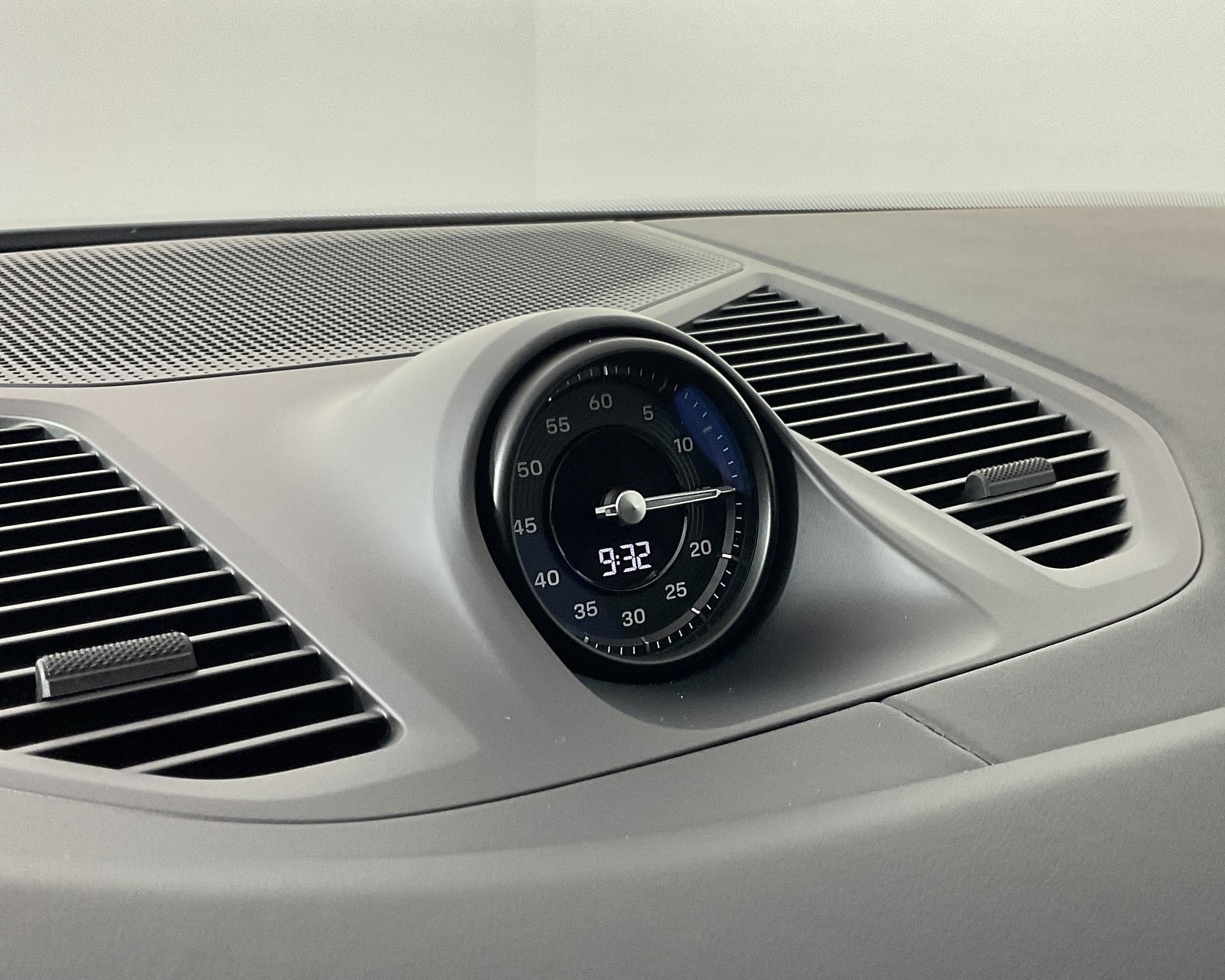 2025 Porsche Cayenne E-Hybrid photo 19
