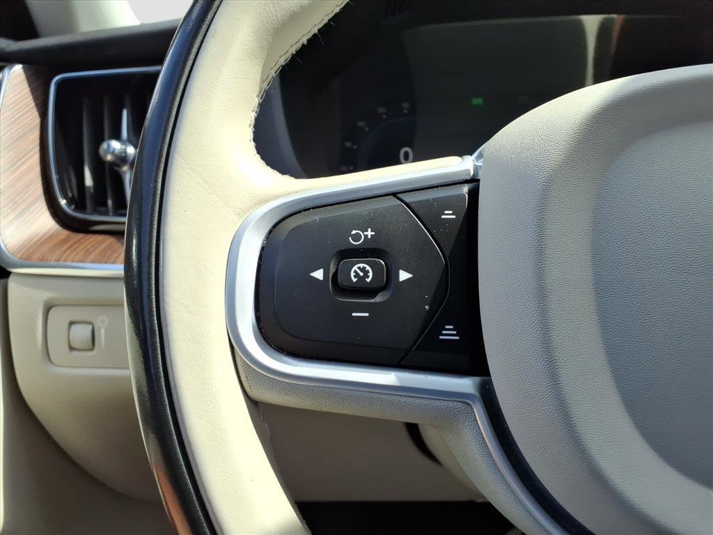 2022 Volvo XC60 B5 Momentum photo 23