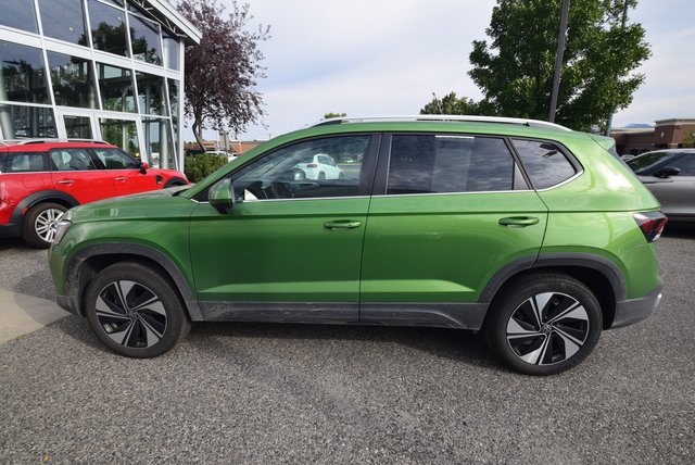 2025 Volkswagen Taos SE photo 2