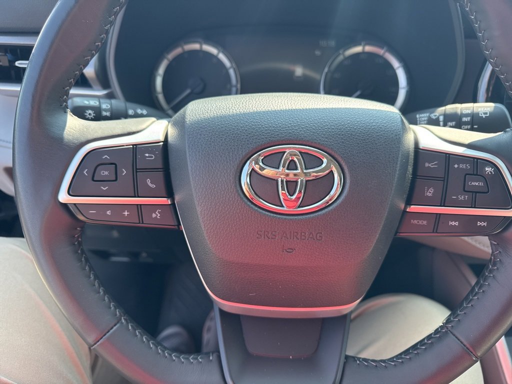 2024 Toyota Highlander LE photo 6