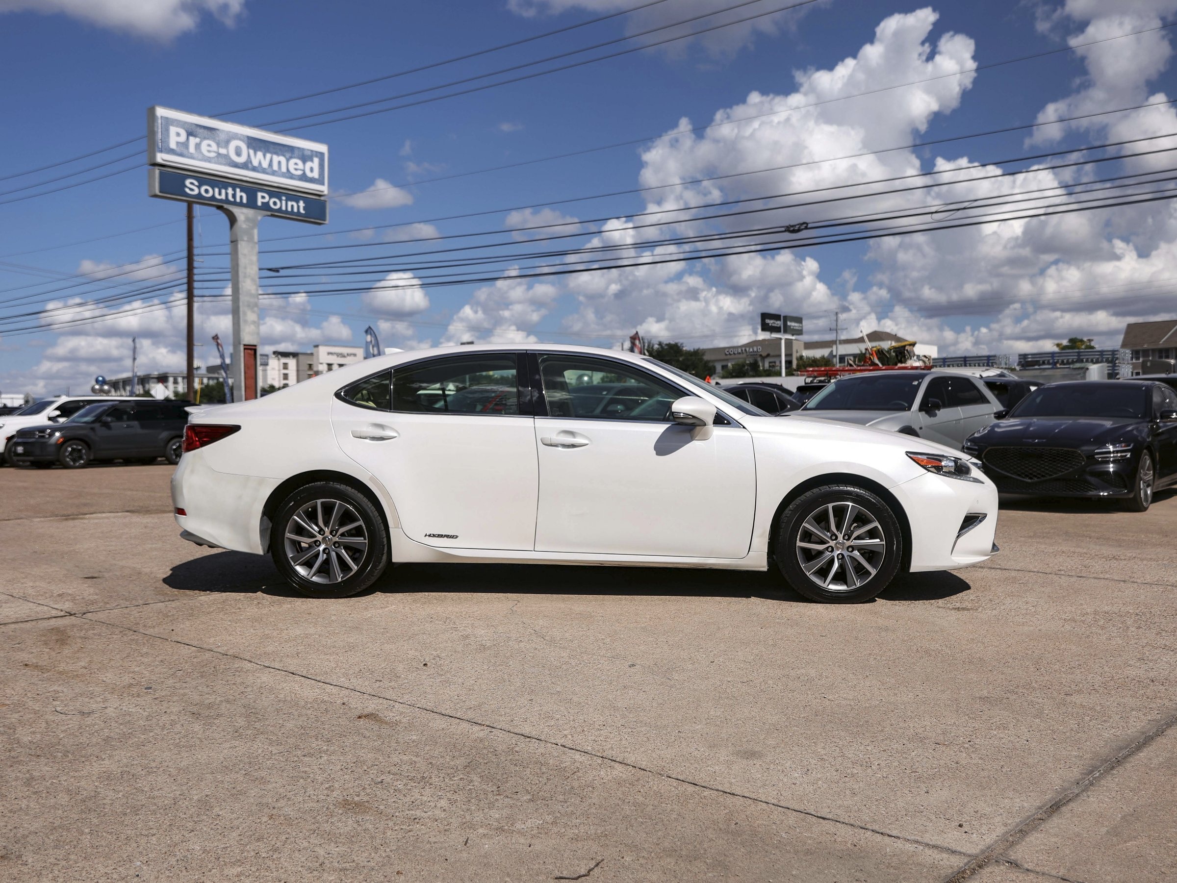 2016 Lexus ES 300h photo 2