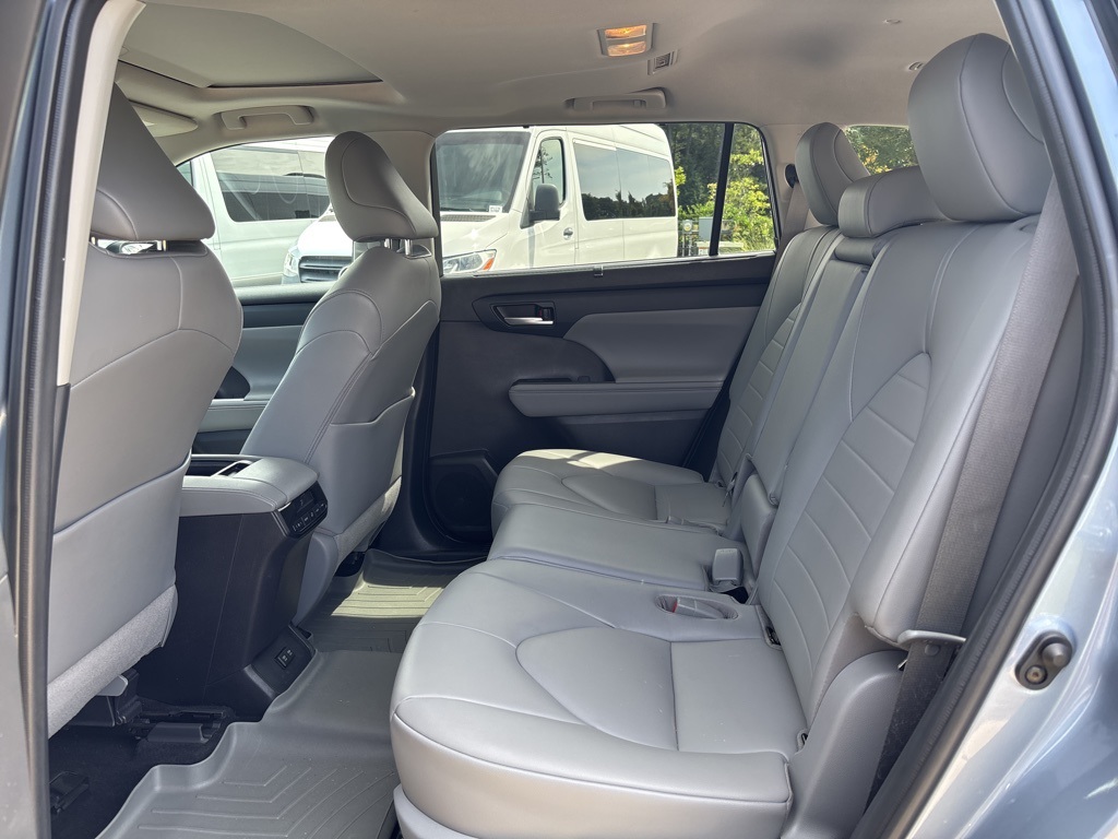 2021 Toyota Highlander XLE photo 14