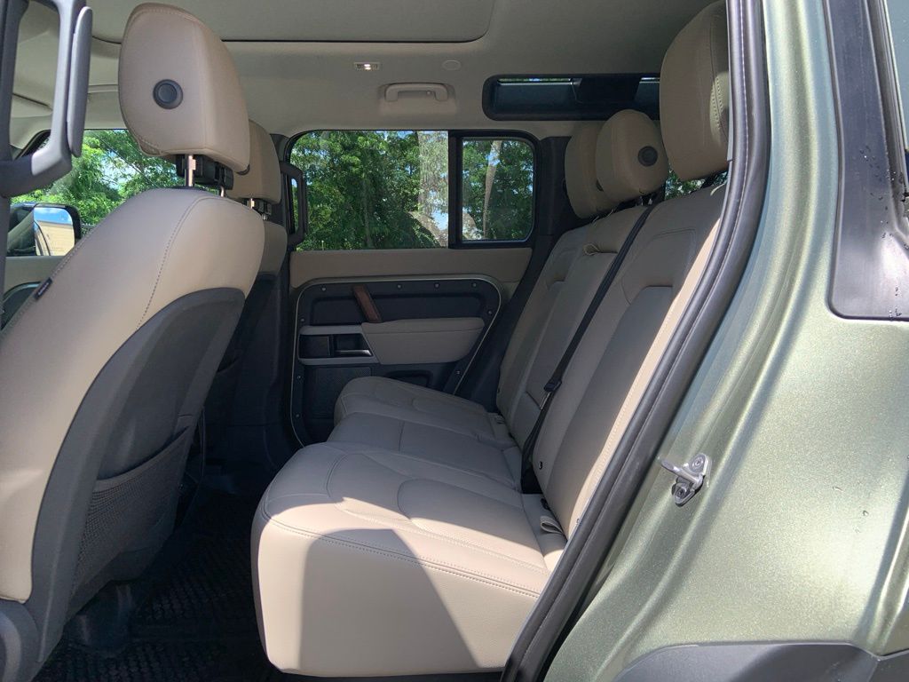 2023 Land Rover Defender 110 S photo 12